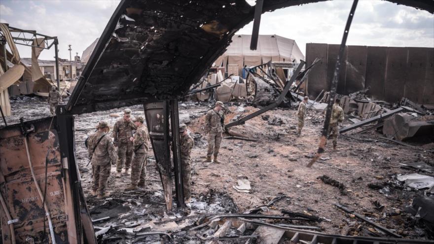 Tropas de EE.UU. inspeccionan los daños causados por un ataque de Irán a la base estadounidense de Ain Al-Asad en Al-Anbar, Irak.