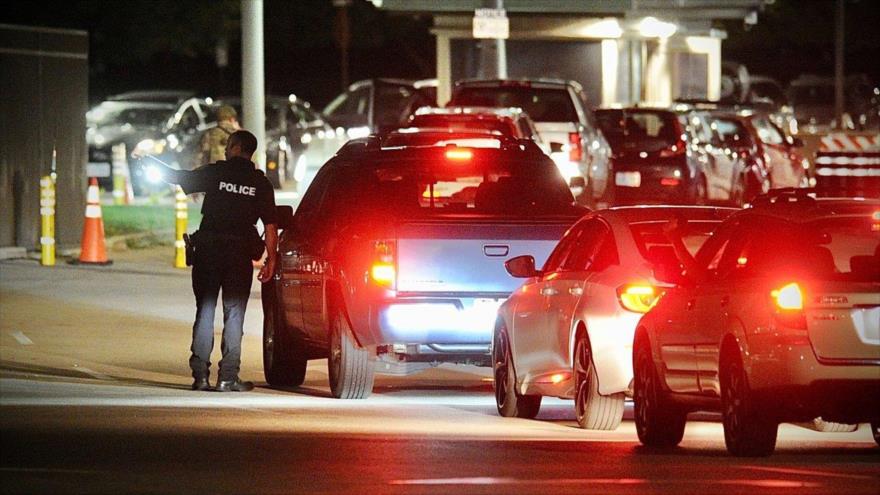 Un oficial de policía habla con un conductor en una puerta de la base aérea de Wright-Patterson, en Ohio, 9 de septiembre de 2021. (Foto: AP)