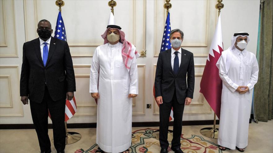 El secretario de Estado de Estados Unidos, Antony Blinken, y el secretario de Defensa, Lloyd Austin, posan en Catar durante una visita, 7 de septiembre de 2021.