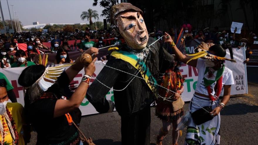 ¡Fuera Bolsonaro!: Miles de mujeres indígenas protestan en Brasil ...