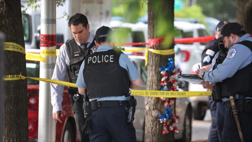 Policías investigan la escena de un tiroteo en Chicago, 23 de junio de 2021. (Foto: AFP)
