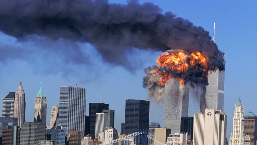 Las Torres Gemelas en llamas por los atentados terroristas, Nueva York, 11 de septiembre de 2001.
