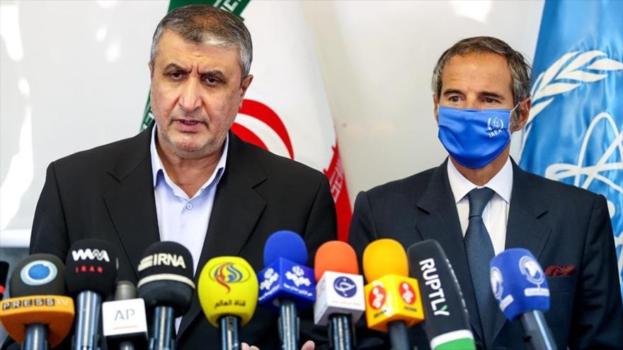 El jefe de la agencia nuclear de Irán, Mohamad Eslami (izda.) y el director de la AIEA, Rafael Grossi, Teherán, 12 de septiembre de 2021. (Foto: FARS)