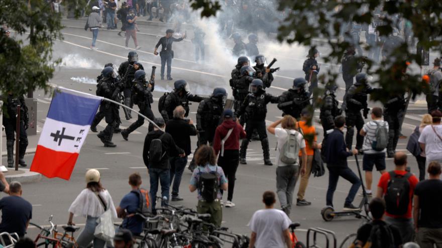 Marchas contra pasaporte sanitario terminan en disturbios en París