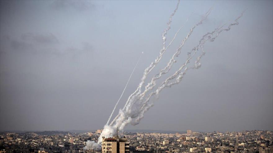 Cohetes lanzados desde la Franja de Gaza hacia territorios ocupados por Israel, 10 de mayo de 2021. (Foto: AP)