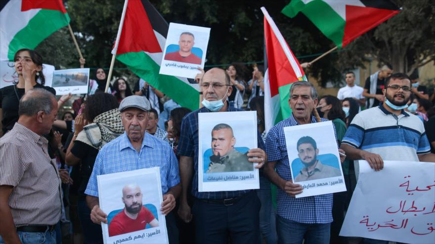 Manifestantes en la ciudad de Al-Nasira apoyan a seis presos palestinos fugados de la prisión israelí de Gilboa, 11 de septiembre de 2021. (Foto: AFP)