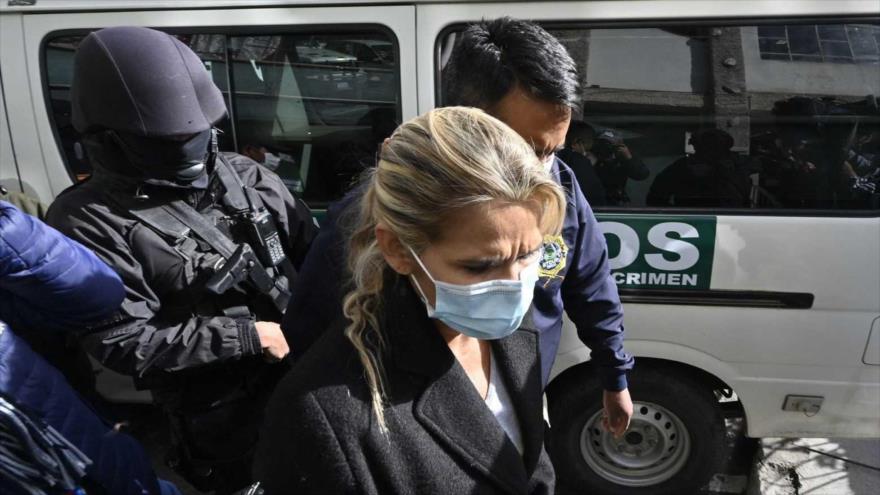 La expresidenta interina de Bolivia Jeannine Anez es escoltada por agentes de la Policía en La Paz, 13 de marzo de 2021. (Foto: AFP)