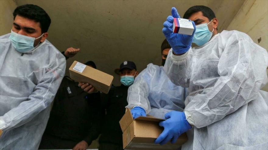Trabajadores palestinos descargan el primer cargamento de vacunas Covid-19 en Gaza, Palestina, 17 de febrero de 2021. (Foto: Reuters)
