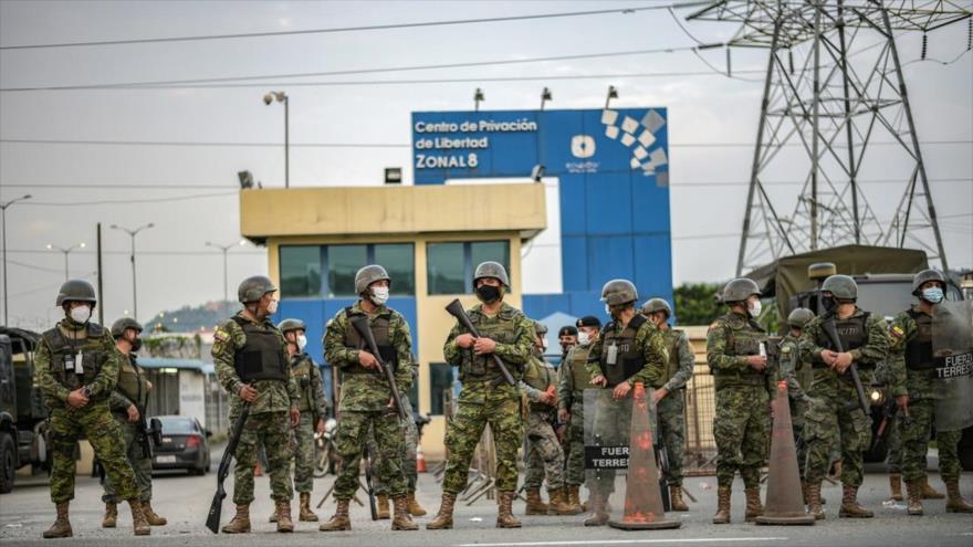 Las fuerzas ecuatorianas frente a una cárcel en Guayaquil en el suroeste de Ecuador. (Foto: Reuters)