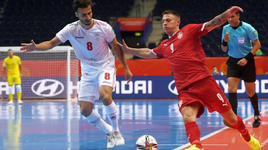 Jugadores de Irán y Serbia en el primer partido de Fútsal del Mundial 2021, Lituania, 14 de septiembre de 2021.