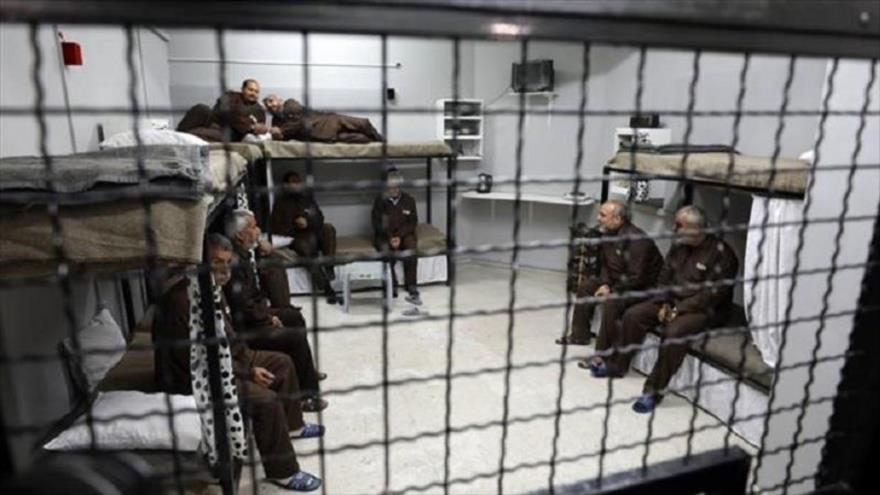 Activistas se sientan en una prisión simulada, durante una protesta en solidaridad con los prisioneros palestinos en las cárceles israelíes, 9 de abril de 2019.