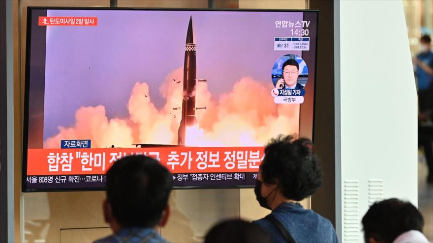 Una pantalla en Seúl (capital surcoreana) muestra el momento del lanzamiento de un misil norcoreano, 15 de septiembre de 2021. (Foto: AFP)