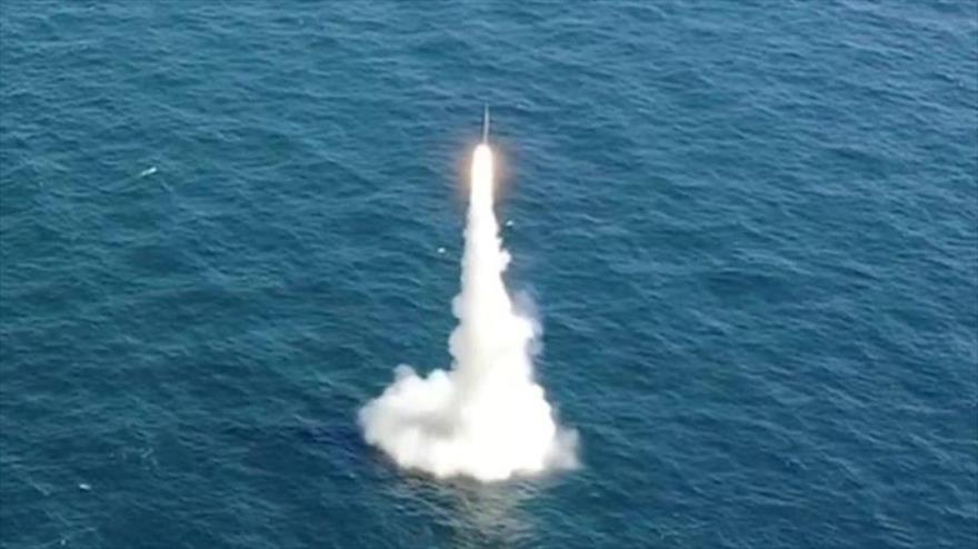 El lanzamiento de un misil balístico desde un submarino surcoreano (SLBM), en aguas del Corea del Sur, 15 de septiembre de 2021. (Foto: Reuters)