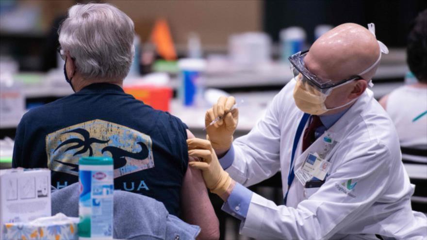 Un hombre recibe una vacuna contra la COVID-19 en Washington, EE.UU., 24 de enero de 2021. (Foto: AFP)