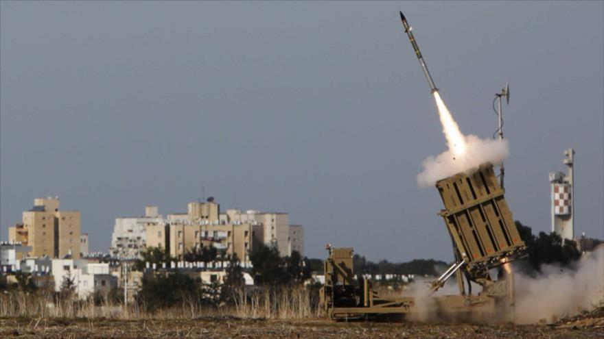 Un lanzador del sistema antimisiles israelí Cúpula de Hierro dispara un cohete interceptor en los territorios ocupados palestinos.