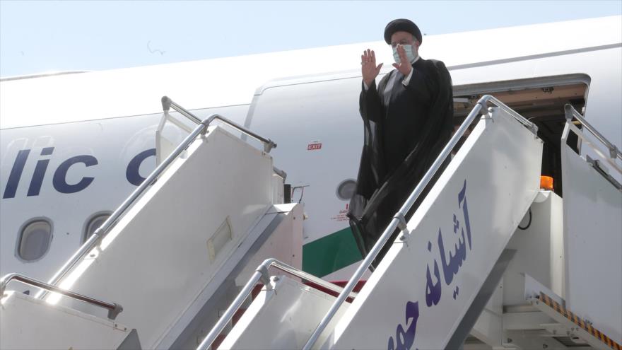 El presidente de Irán, Seyed Ebrahim Raisi, se despide en un avión antes de su viaje a Tayikistán, 16 de septiembre de 2021. (Foto: President.ir)