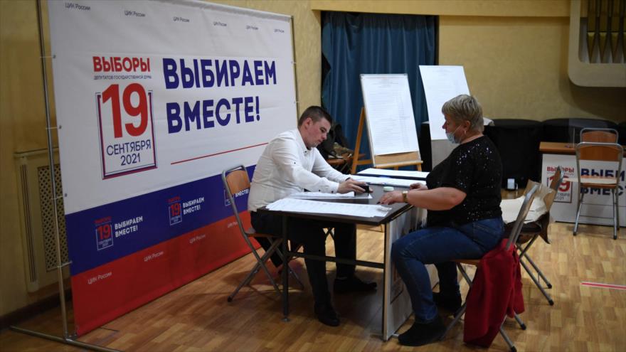 Miembros de una comisión electoral local preparan una mesa de votación para las elecciones de Duma de tres días en Moscú, 16 de septiembre de 2021. (Foto: AFP)