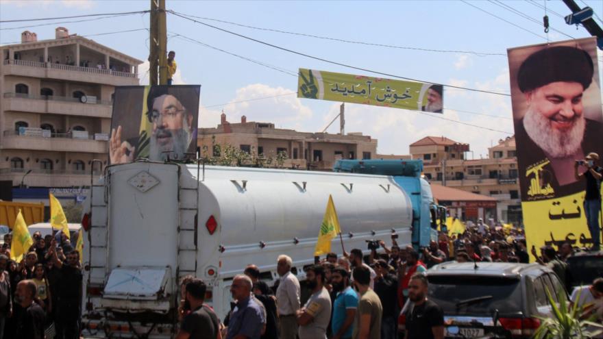 Libaneses celebran la llegada del convoy de combustible iraní a su país, Bekaa, 16 de septiembre de 2021. (Foto: AFP)