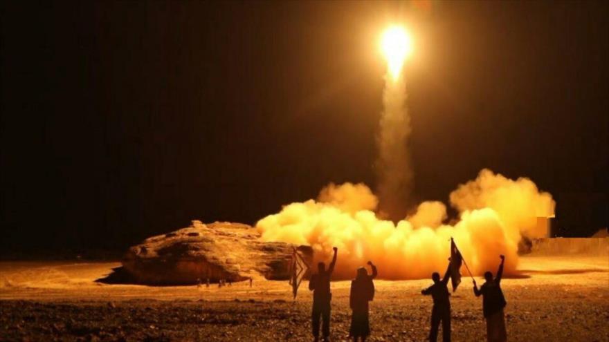 El momento de lanzamiento de un misil por parte de fuerzas yemeníes.