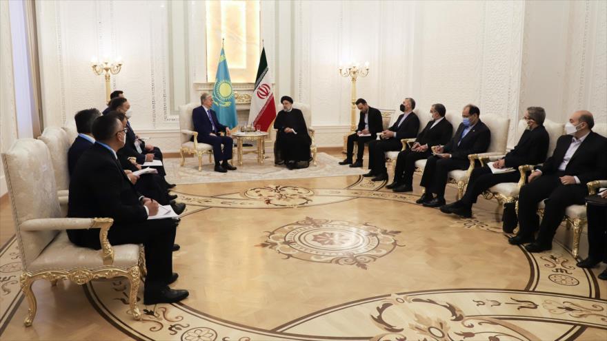 El presidente de Irán, Seyed Ebrahim Raisi, y su par de Kazajistán, Kasim-Yomart Tokaev, se reúnen en Tayikistán, 17 de septiembre de 2021. (Foto: President.ir)