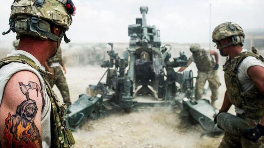 Soldados estadounidenses cargando una unidad de artillería de 155 mm en la Base Operativa Avanzada (FOB) Kuschamond, Afganistán. (Foto: AFP)