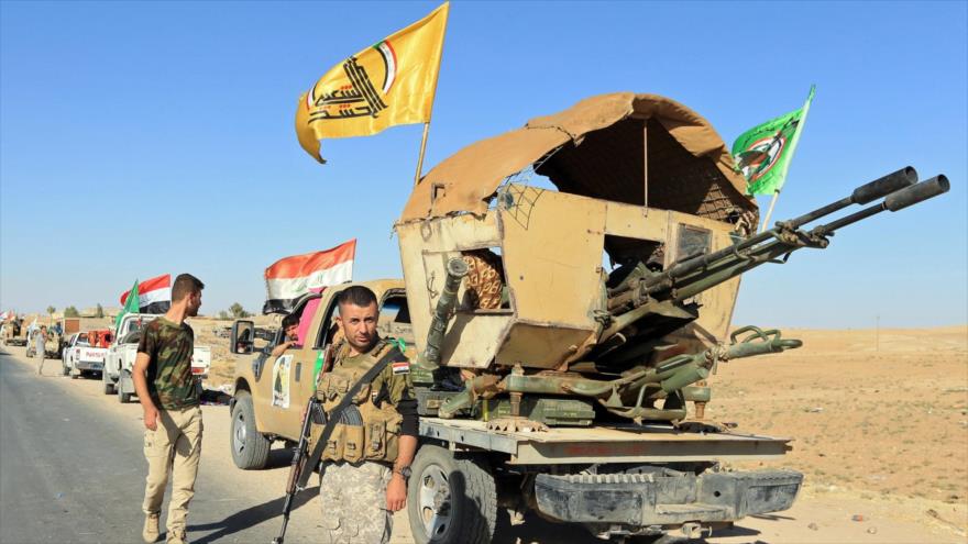 Caravana de vehículos militares de las Unidades de Movilización Popular de Irak (Al-Hashad Al-Shabi).
