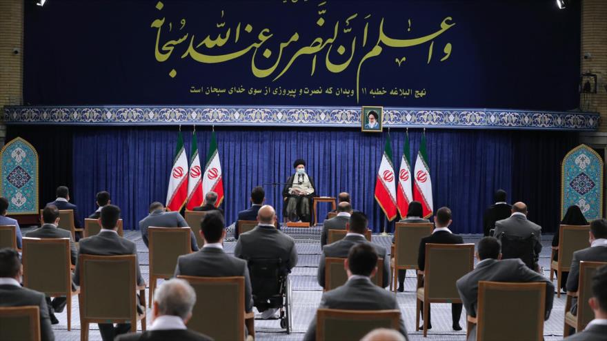 El líder de Irán, el ayatolá Seyed Ali Jamenei, se reúne con los medallistas iraníes en los JJ.OO. de Tokio 2020, 18 de septiembre de 2021. (Foto: Khamenei.ir)