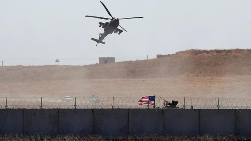 Un helicóptero militar sobrevuela la frontera turco-siria, 8 de septiembre de 2019. (Foto: Reuters)