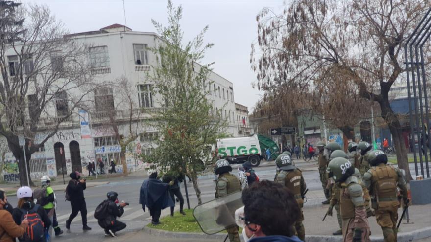 Vídeo: Carabineros reprimen a manifestantes en Chile