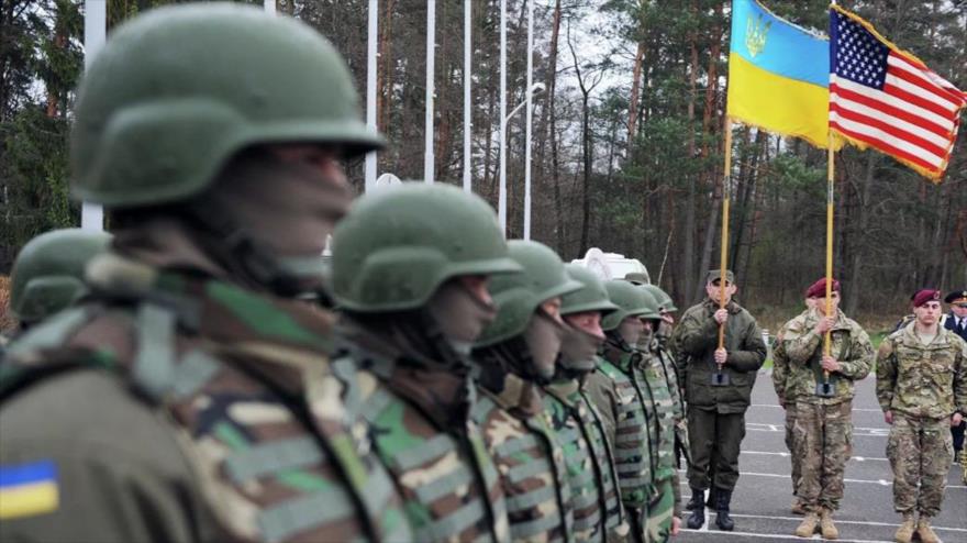 Militares ucranianos y estadounidenses.
