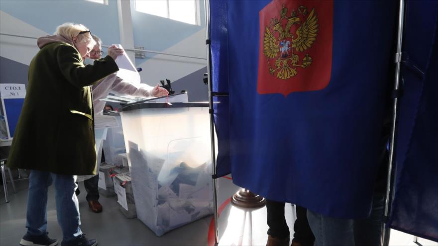 Una mujer deposita las papeletas de votación en un colegio electoral de San Petersburgo, 20 de septiembre, 2021. (Foto:EFE) 