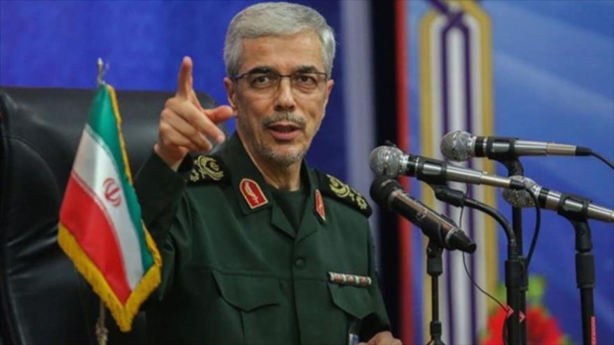 El jefe de Estado Mayor de las Fuerzas Armadas de Irán, el general de división Mohamad Hosein Baqeri, habla en un mitin.