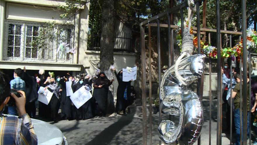 Manifestantes piden a Dinamarca retorno de niño iraní a sus padres