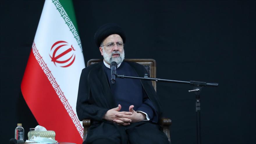 El presidente de Irán, Seyed Ebrahim Raisi, en una reunión con familias de mártires, Teherán, 20 de septiembre de 2021. (Foto: President.ir)