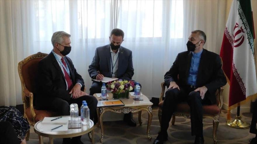 El canciller iraní, Hosein Amir Abdolahian (dcha.), y el máximo responsable de ACNUR, Filippo Grandi, en Nueva York, 20 de septiembre de 2021.