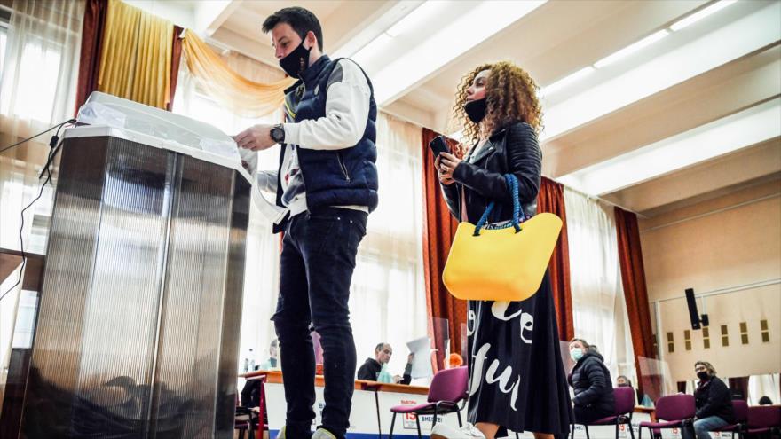 Rusos emiten votos en un colegio electoral durante el segundo día de elecciones parlamentarias de tres días, Moscú, 18 de septiembre de 2021. (Foto: AFP)