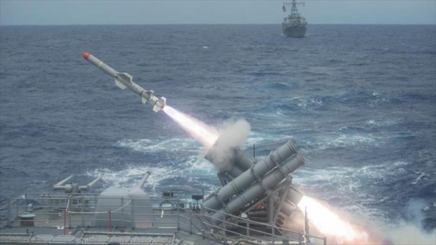 Un misil Harpoon se lanza desde el crucero de misiles guiados USS Shiloh (CG 67) de la Armada de EE.UU. durante un ejercicio de fuego real.