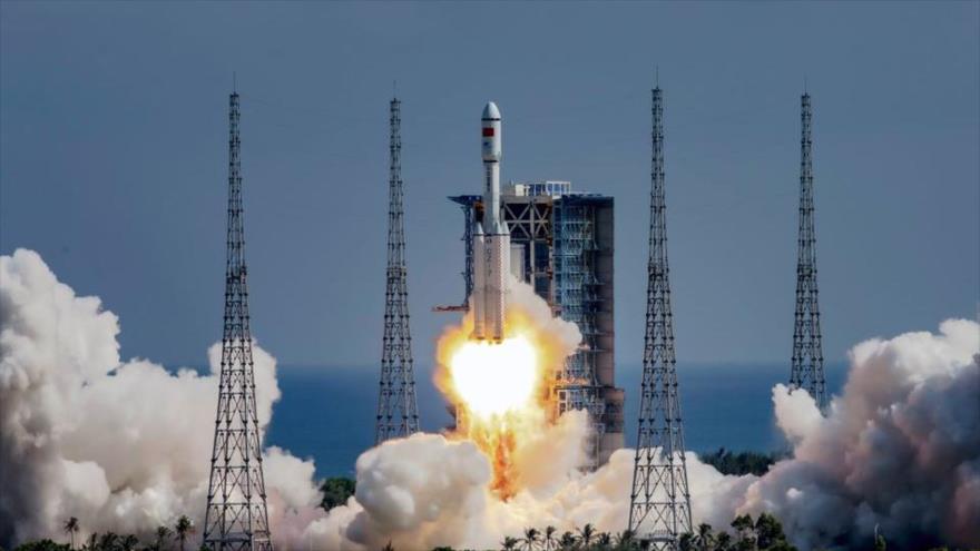 El cohete portador Gran Marcha transporta la nave Tianzhou-3 a la estación espacial de China. Fuente: Reuters