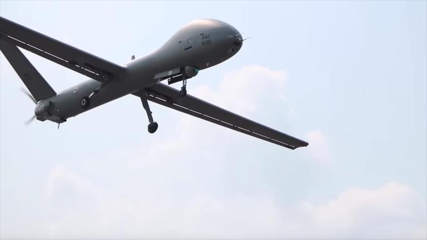 Un dron, tipo Hermes, en pleno vuelo.