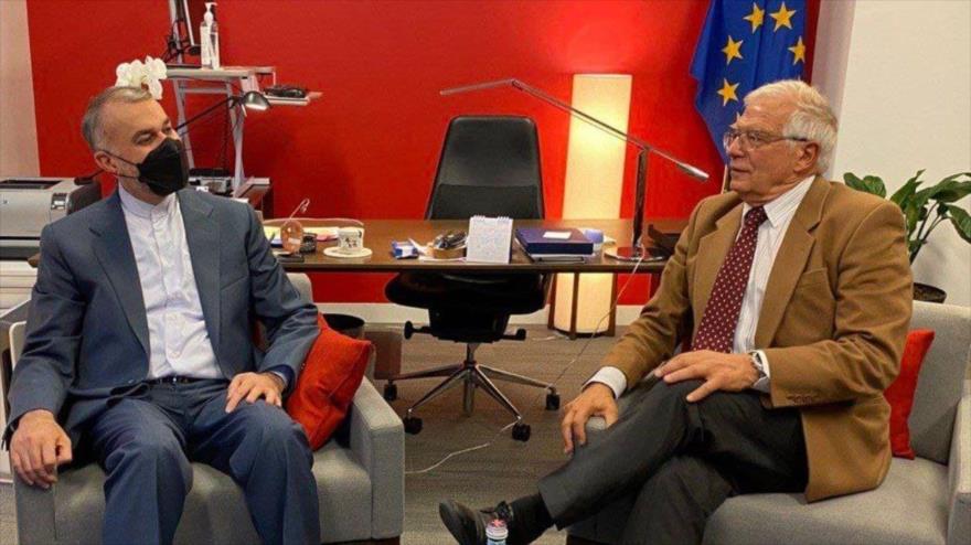 Canciller iraní, Hosein Amir Abdolahian (izq.), se reúne con jefe de la Política Exterior de UE, Josep Borrell, 21 de septiembre de 2021. (Foto: YJC)