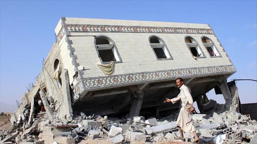 Edificio reducido a escombros tras un ataque aéreo lanzado por la llamada alianza liderada por Arabia Saudí en la ciudad de Saada, Yemen. 