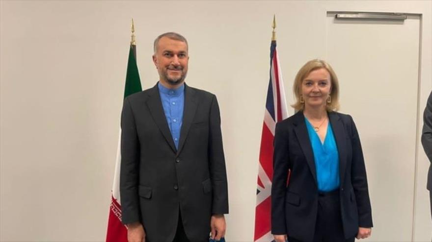 El canciller persa, Hosein Amir Abdolahian, reunido con su homóloga británica, Elizabeth Truss, en Nueva York (Estados Unidos), 22 de septiembre de 2021. 