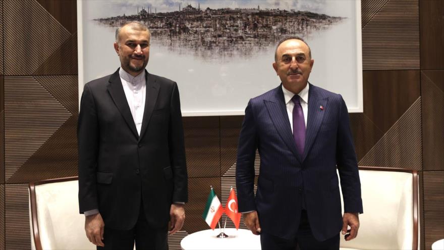 El canciller iraní, Hosein Amir Abdolahian, y su par turco, Mevlut Cavusoglu, en Nueva York (EE.UU.), 22 de septiembre de 2021.