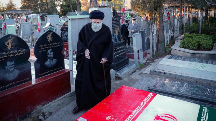 Líder: Iraníes no olvidan sacrificios de mártires en Defensa Sagrada | HISPANTV