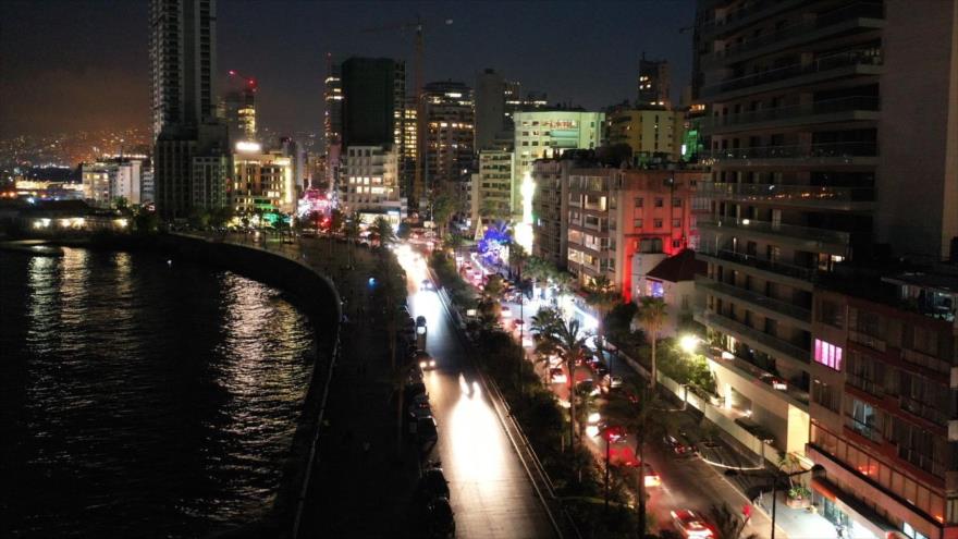 Una vista al paseo marítimo Corniche de Beirut, El Líbano, durante un apagón parcial, 10 de agosto de 2021. (Foto: Reuters)