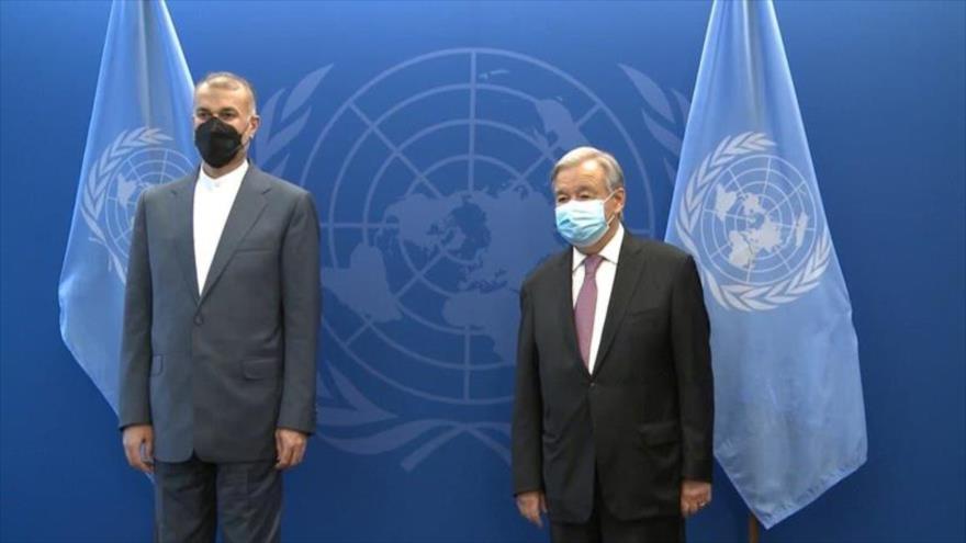 El canciller de Irán, Hosein Amir Abdolahian (izda.) y el secretario general de la ONU, Antonio Guterres, en Nueva York (EE.UU.), 23 de septiembre de 2021.