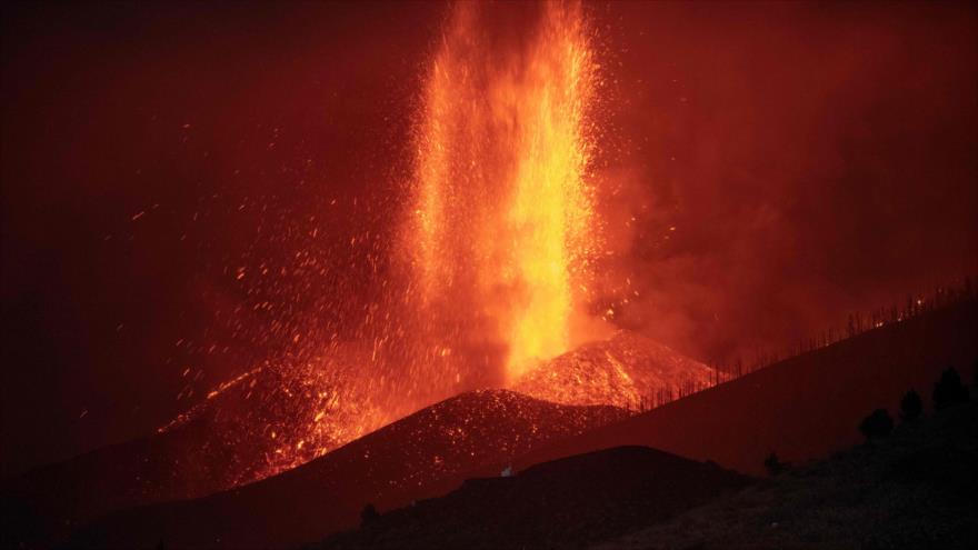 Vídeo: sigue en erupción el volcán de la isla española de La Palma