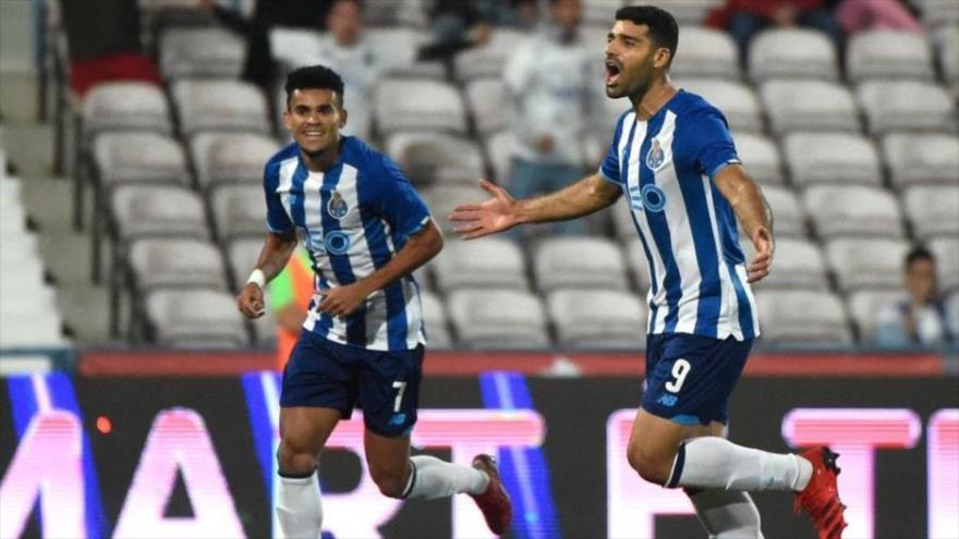 El delantero iraní del Porto, Mehdi Taremi (dcha.), celebra su supergol contra Gil Vincente en la Liga Portuguesa, 24 de septiembre de 2021.