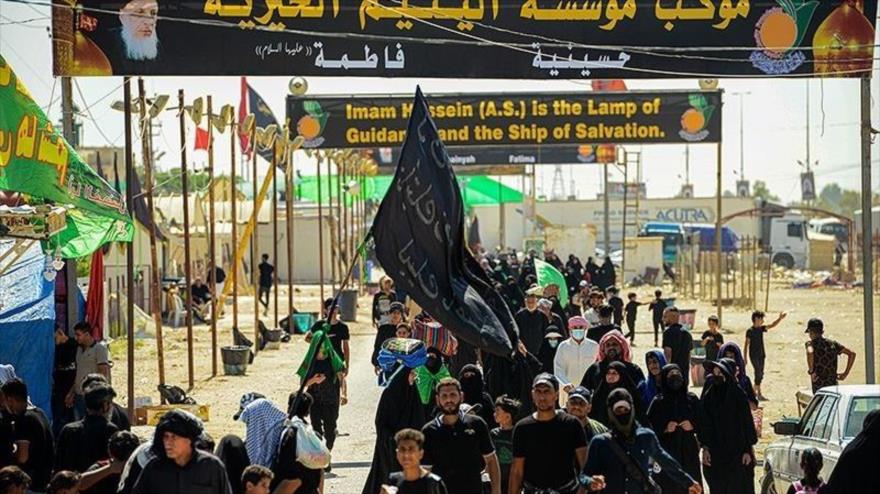 Marcha de peregrinos hacia Karbala para conmemorar Arbain, rito religioso que marca el final de los cuarenta días de luto por el martirio del Imam Husein (P), 25 de septiembre de 2021. (Foto: Tasnim)