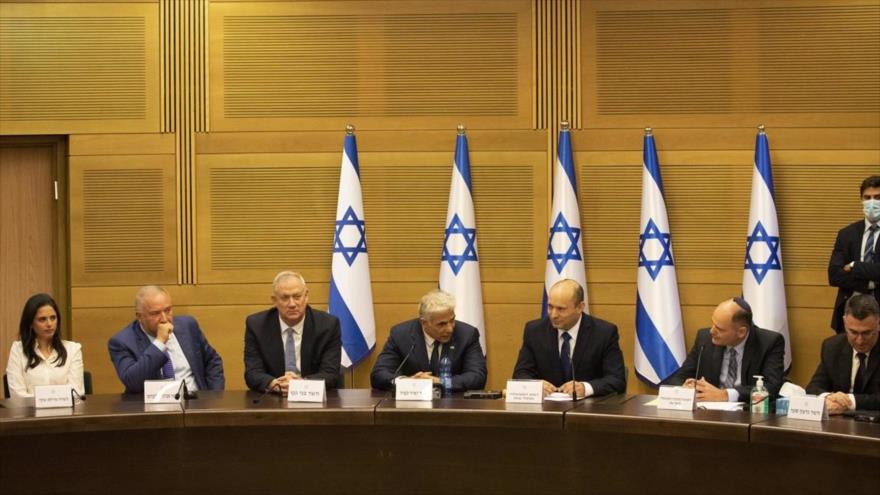 El primer ministro de Israel, Naftali Bennett, y sus ministro en una sesión del parlamento israelí, 13 de junio de 2021. (Foto: AFP)